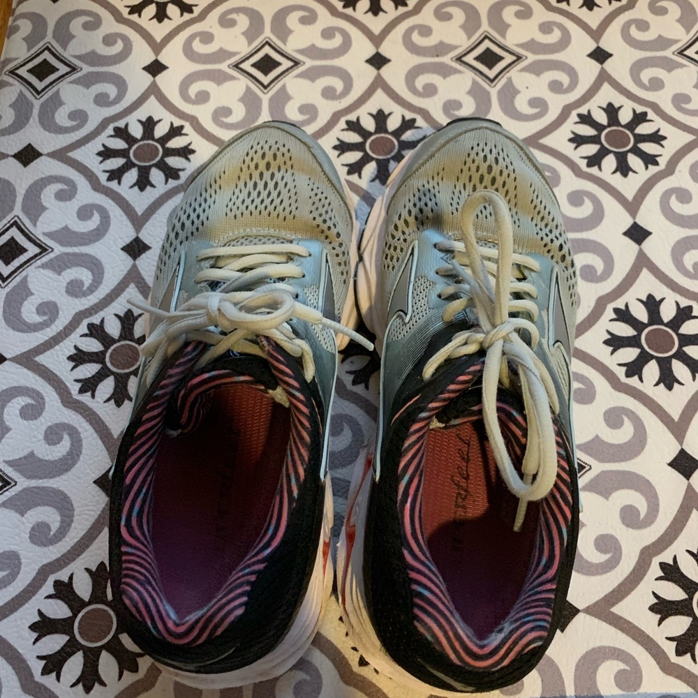 Running sneaker Mizuno size 6.5; very good condition